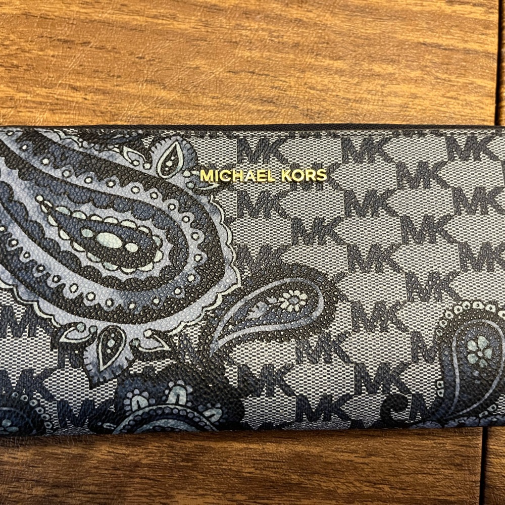 Zippered wallet with 17 openings interior zipper pocket and 3 more pockets.